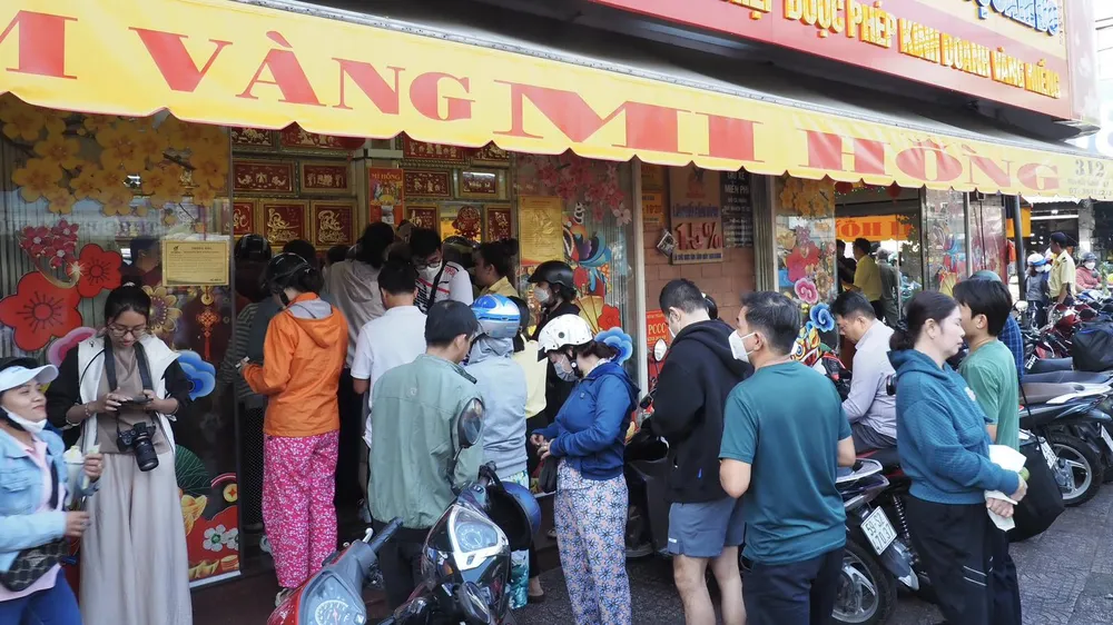 Vàng 7 giờ sáng, người dân đã xếp hàng mua vàng tại tiệm vàng Mi Hồng (quận Bình Thạnh). Ảnh: HOÀNG HÙNG