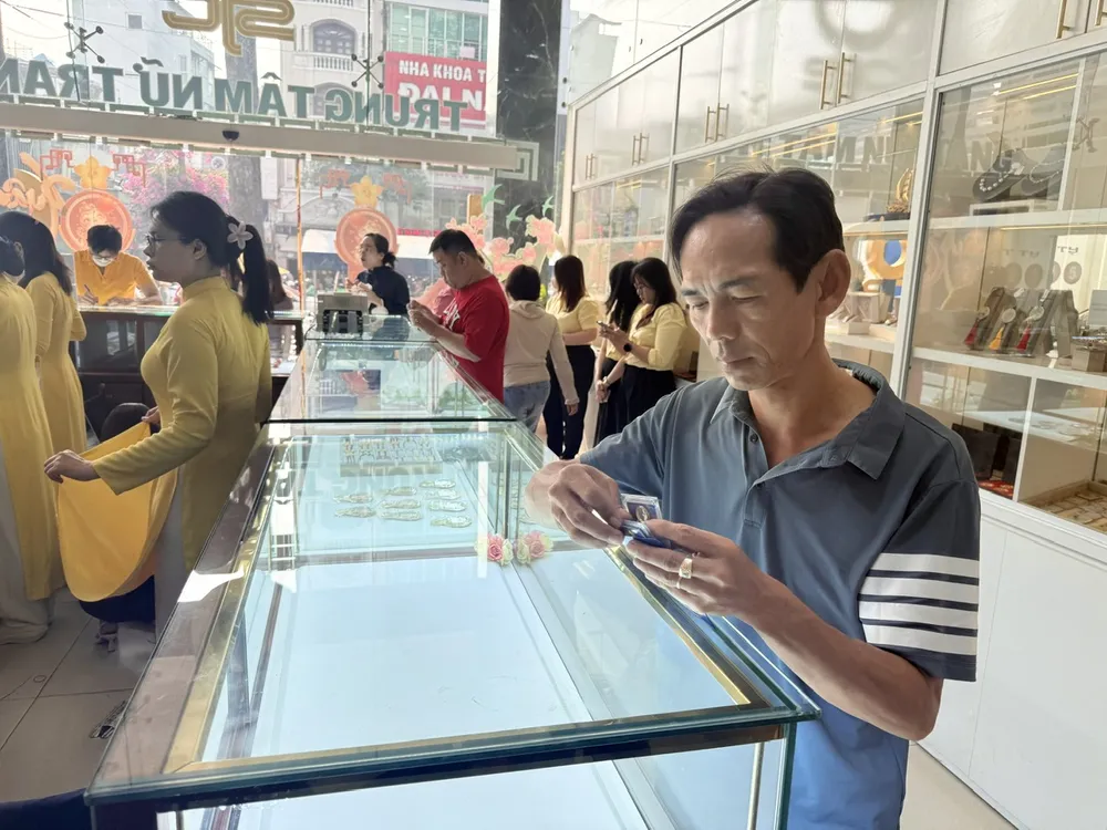 Anh M. Đức (quận 4) mua 5 chỉ vàng nhẫn SJC tại Công ty SJC. Ảnh: NHUNG NGUYỄN