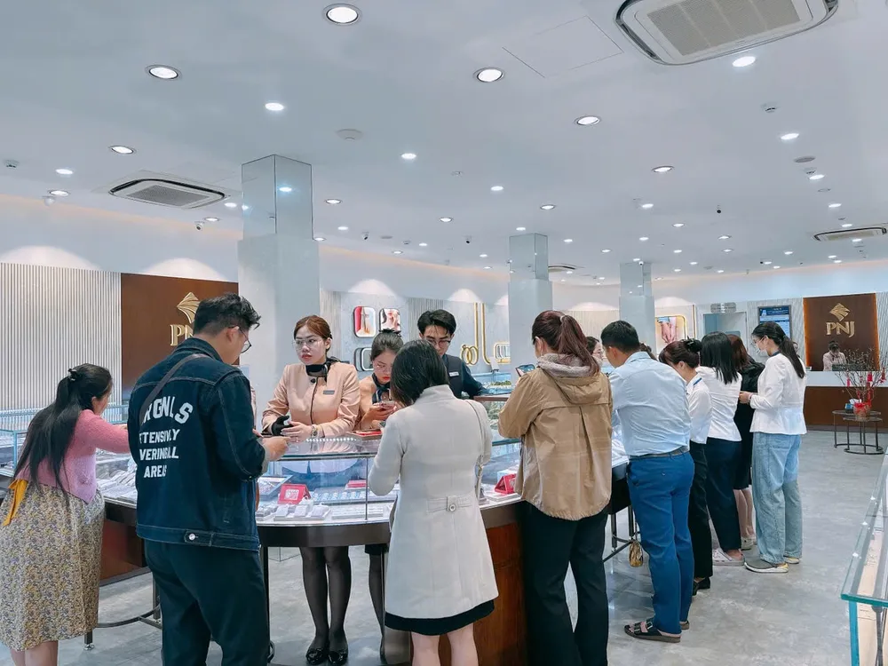 Nhiều nhân viên văn phòng tranh thủ giờ trưa đến chọn mua vàng tại PNJ (hình chụp vào 12 giờ trưa 7-2). Ảnh: NHUNG NGUYỄN