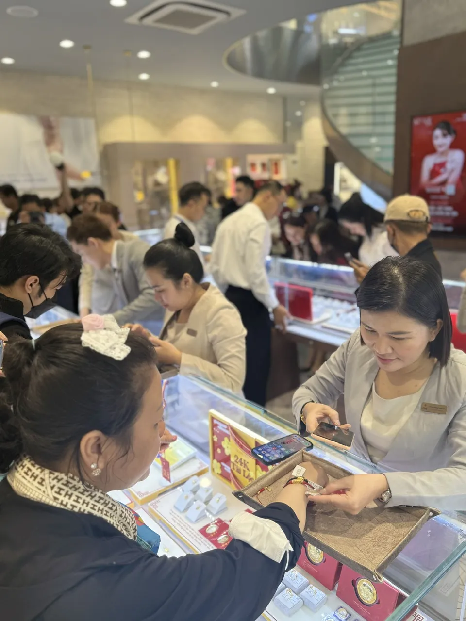 Chị Ruby Trịnh (Việt kiều Úc) chọn mua vàng tại Công ty PNJ. Ảnh: NHUNG NGUYỄN