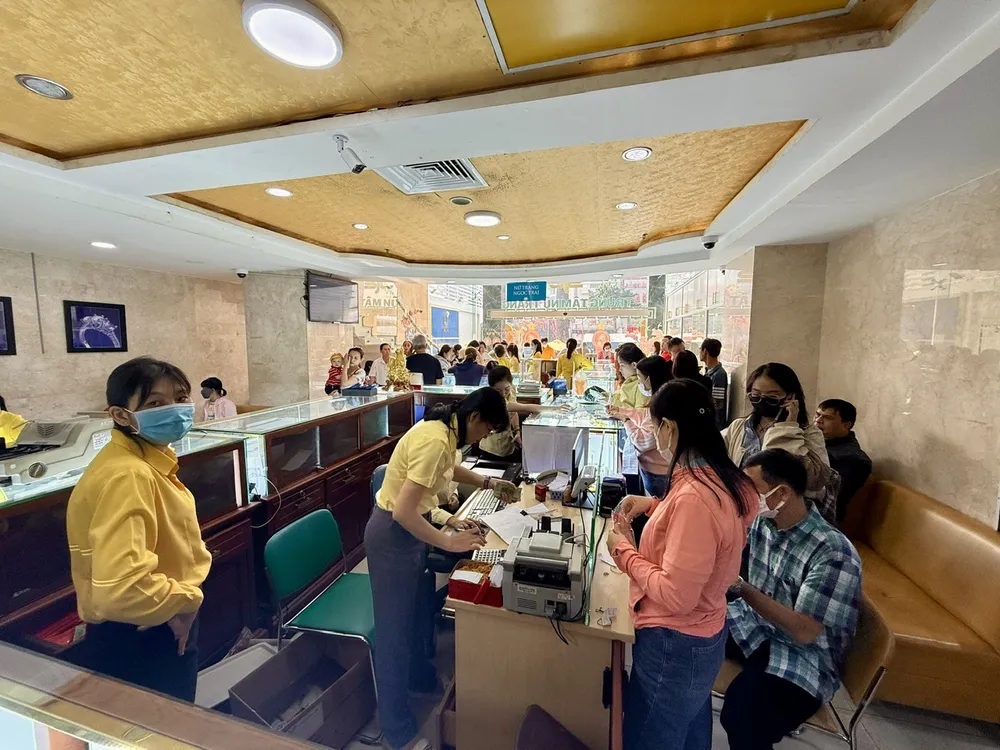 Vào lúc 9 giờ sáng 7-2, khách hàng đến mua vàng tại Công ty SJC trên đường Nguyễn Thị Minh Khai khá đông. Ảnh: NHUNG NGUYỄN