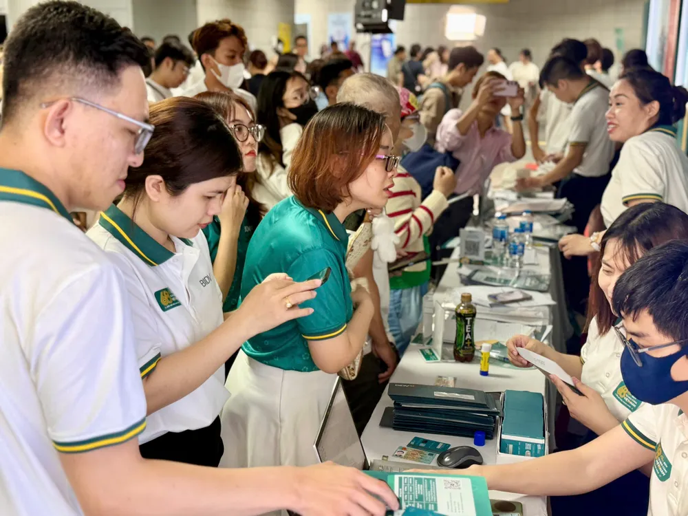 Đông đảo khách hàng mở thẻ BIDV tại Ga Metro Bến Thành- Suối Tiên sáng 13-4 để đi Metro miễn phí