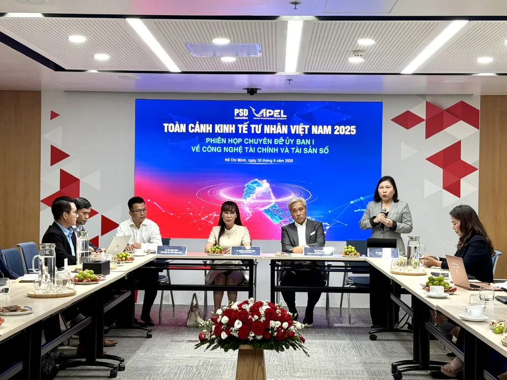 Quang cảnh phiên họp Ủy ban 1 về Công nghệ tài chính và Tài sản số trong khuôn khổ Toàn cảnh kinh tế tư nhân (ViPEL)