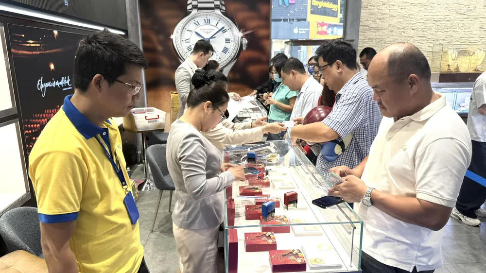 Khách hàng mua vàng Thần Tài tại Công ty PNJ ngày 26-2. Ảnh: HẠNH NHUNG