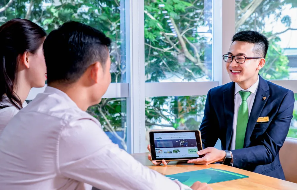 Nhân viên Vietcombank tư vấn cho khách hàng. Ảnh: NHUNG NGUYỄN