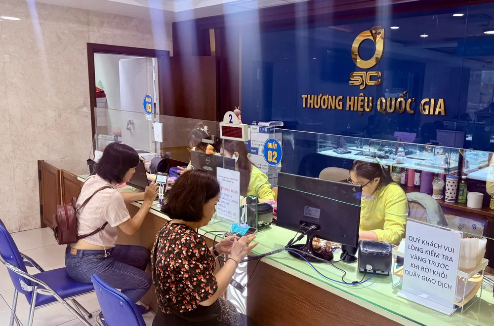 Giao dịch vàng tại Công ty SJC. Ảnh: NHUNG NGUYỄN
