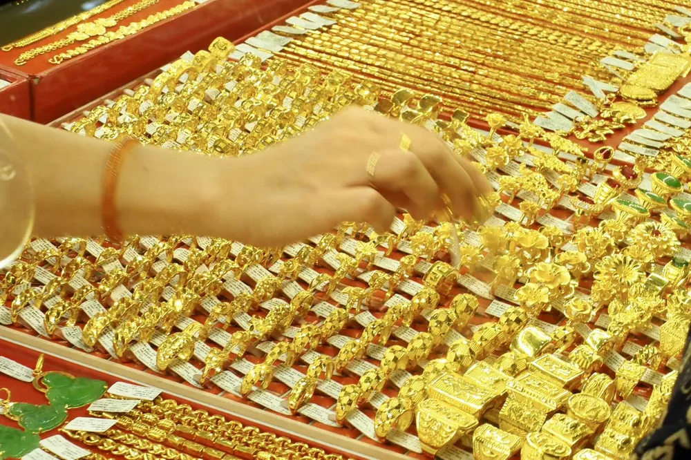 Giá vàng nhẫn 9999 hiện còn cao hơn giá vàng thế giới 3 triệu đồng/lượng (Ảnh: NHUNG NGUYỄN)