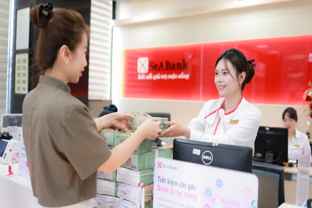 Khách hàng giao dịch tại ngân hàng. Ảnh: NHUNG NGUYỄN