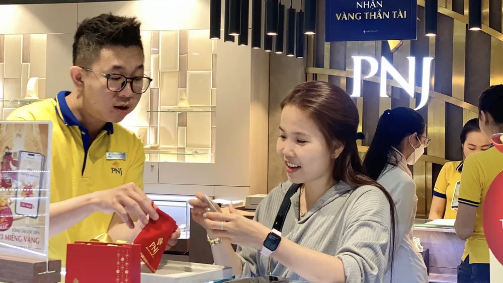 Khách hàng mua nữ trang tại Công ty PNJ. Ảnh: NHUNG NGUYỄN