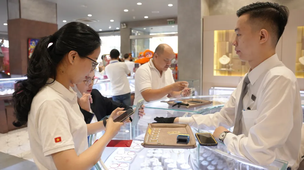 Lực cầu vàng trong nước yếu đã thu hẹp chênh lệch với vàng thế giới. Ảnh: NHUNG NGUYỄN