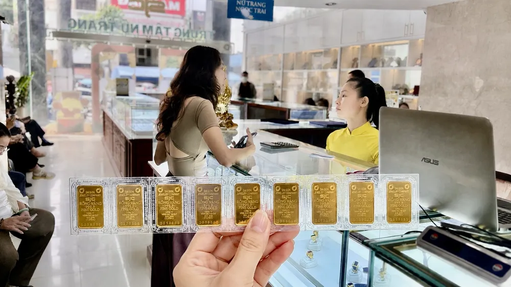 Giá vàng trong nước tuần qua lại nới rộng chênh lệch với giá vàng thế giới. Ảnh: NHUNG NGUYỄN