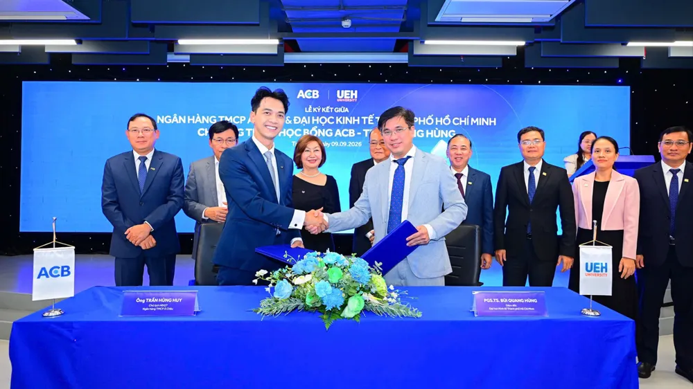 ACB và UEH ký kết thỏa thuận hợp tác triển khai Chương trình Học bổng ACB – Trần Mộng Hùng (Ảnh: NHUNG NGUYỄN)