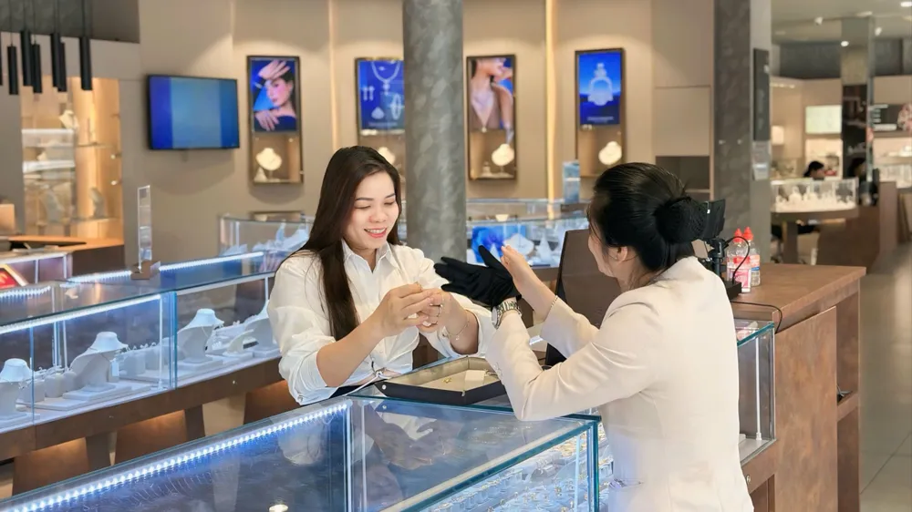 Khách hàng mua trang sức tại cửa hàng PNJ TPHCM. Ảnh: NHUNG NGUYỄN
