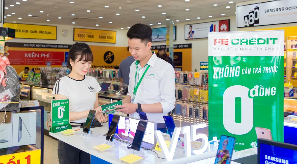 Công ty tài chính hỗ trợ khách hàng vay tiêu dùng tại một cửa hàng điện thoại ở TPHCM. Ảnh: NHUNG NGUYỄN