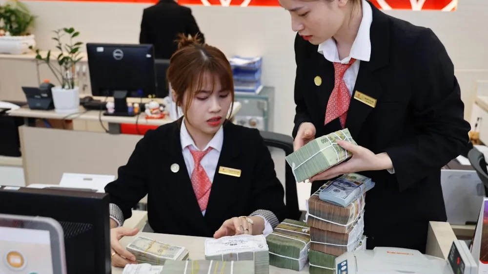 Gửi tiền tại Ngân hàng SeaBank. Ảnh: NHUNG NGUYỄN