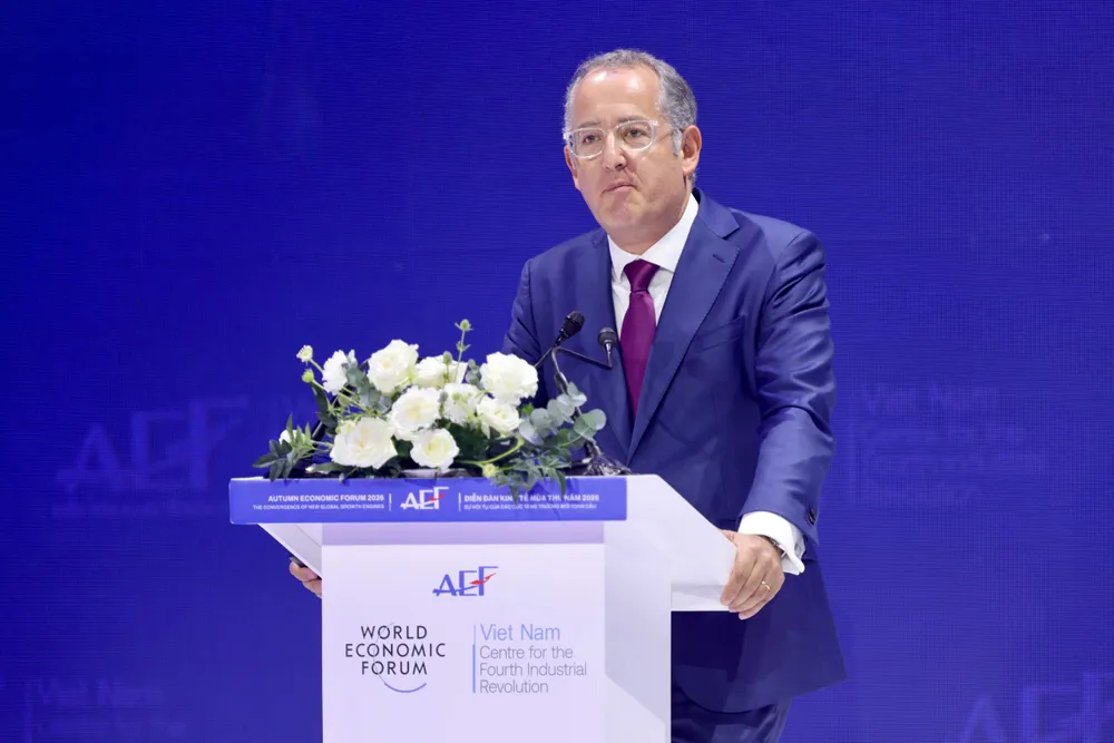 Ông Denis Depoux, Giám đốc Điều hành Toàn cầu, Roland Berger phát biểu tham luận.jpg