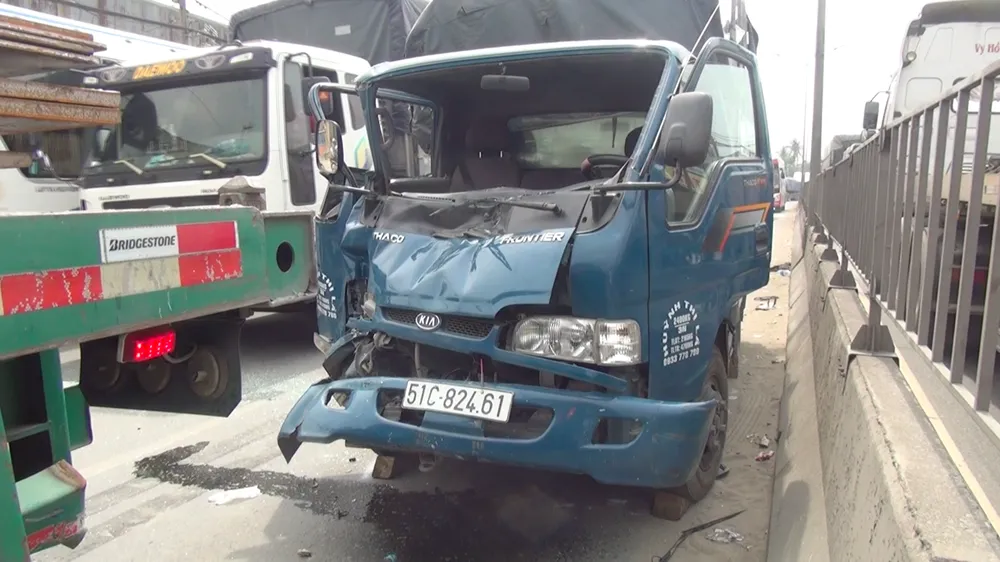 Va chạm liên hoàn, tài xế mắc kẹt kêu cứu ảnh 1