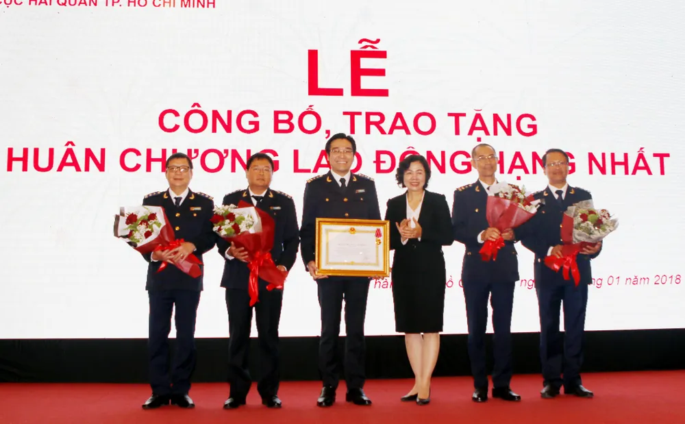 Chi Cục Hải quan cửa khẩu sân bay Tân Sơn Nhất nhận Huân chương lao động Hạng Nhất. Ảnh: ĐAN NGUYÊN