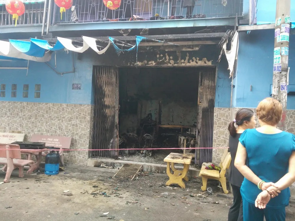 Giải cứu 2 người mắc kẹt trong căn nhà cháy ở TPHCM ảnh 1