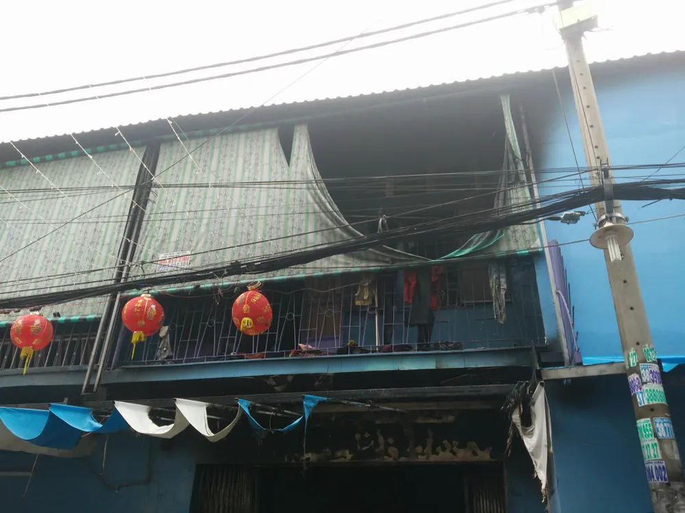 Giải cứu 2 người mắc kẹt trong căn nhà cháy ở TPHCM ảnh 2