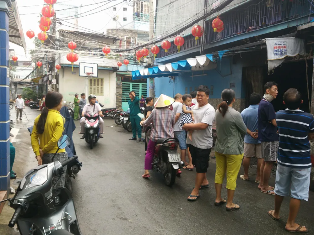 Giải cứu 2 người mắc kẹt trong căn nhà cháy ở TPHCM ảnh 3
