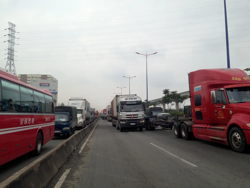 Va chạm liên hoàn, xa lộ Hà Nội ùn ứ nhiều giờ ảnh 2