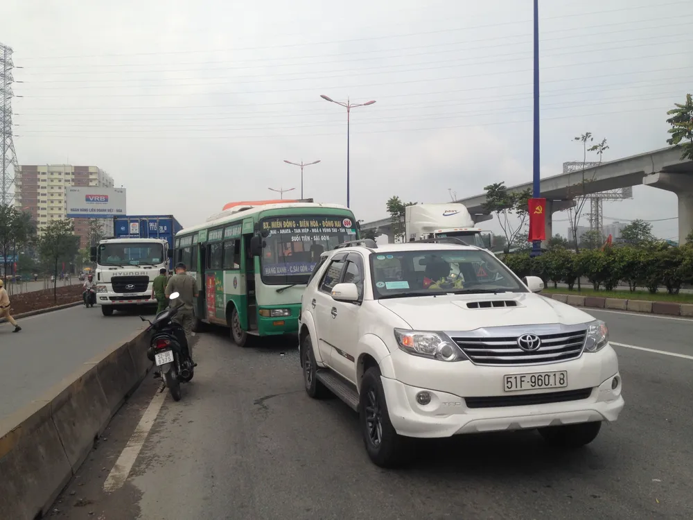 Va chạm liên hoàn, xa lộ Hà Nội ùn ứ nhiều giờ ảnh 3