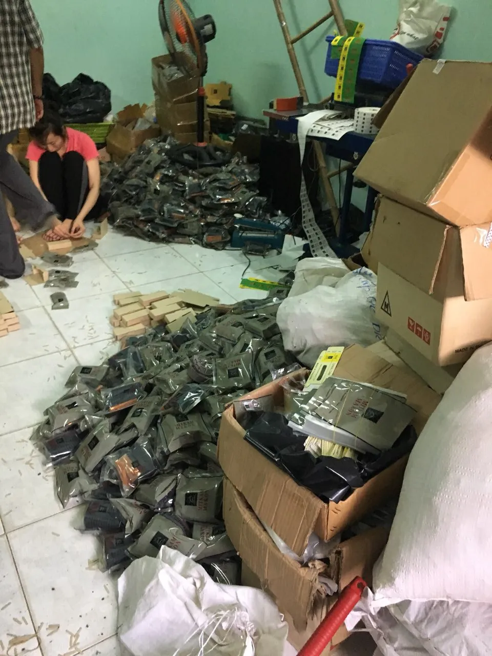 Bắt một đường dây sản xuất, buôn bán phụ tùng xe máy giả  ảnh 1