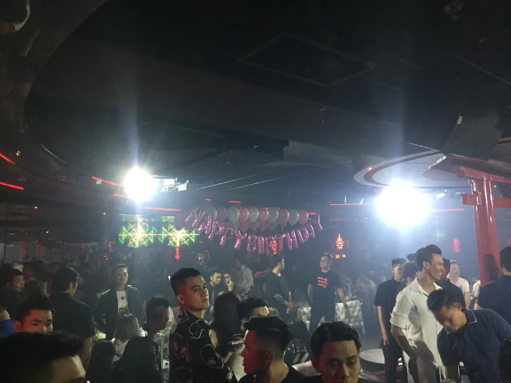 Đột kích quán bar, phát hiện nhiều nam nữ nghi “phê” ma túy ảnh 1