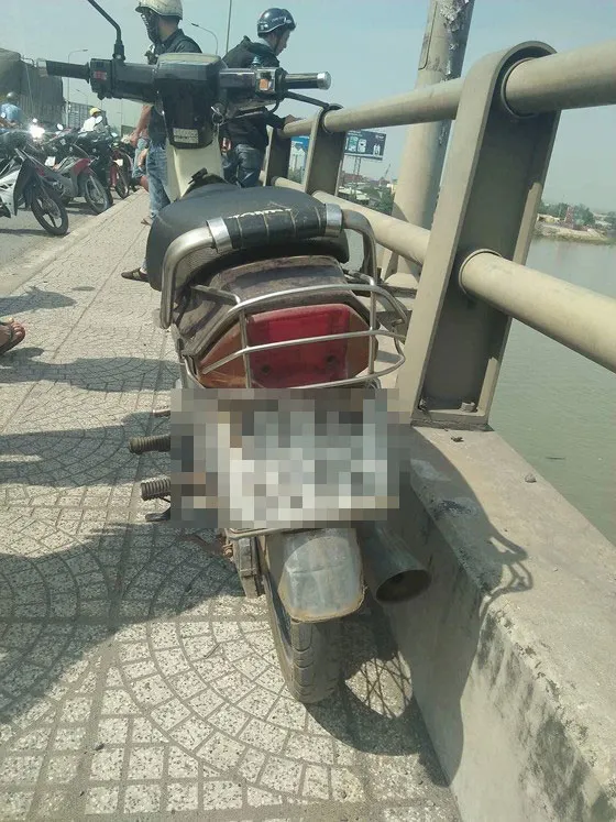 Bỏ lại xe máy, người đàn ông gieo mình xuống sông Đồng Nai tự tử ảnh 1