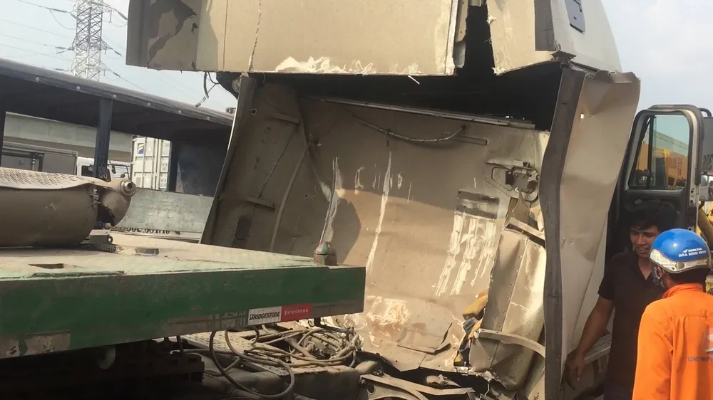 Cuộn sắt hơn 20 tấn đứt xích lăn đè bẹp cabin container  ảnh 1