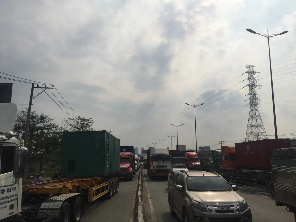 Cuộn sắt hơn 20 tấn đứt xích lăn đè bẹp cabin container  ảnh 2