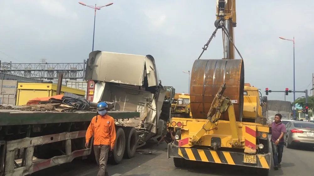 Cuộn sắt hơn 20 tấn đứt xích lăn đè bẹp cabin container  ảnh 3