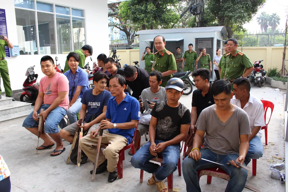 Người dân đổi hung khí nhận quà ở quận Bình Thạnh ảnh 1