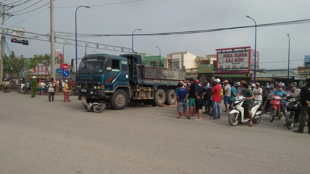 Va chạm xe ben, đôi vợ chồng bị cuốn vào gầm xe tử vong ảnh 1