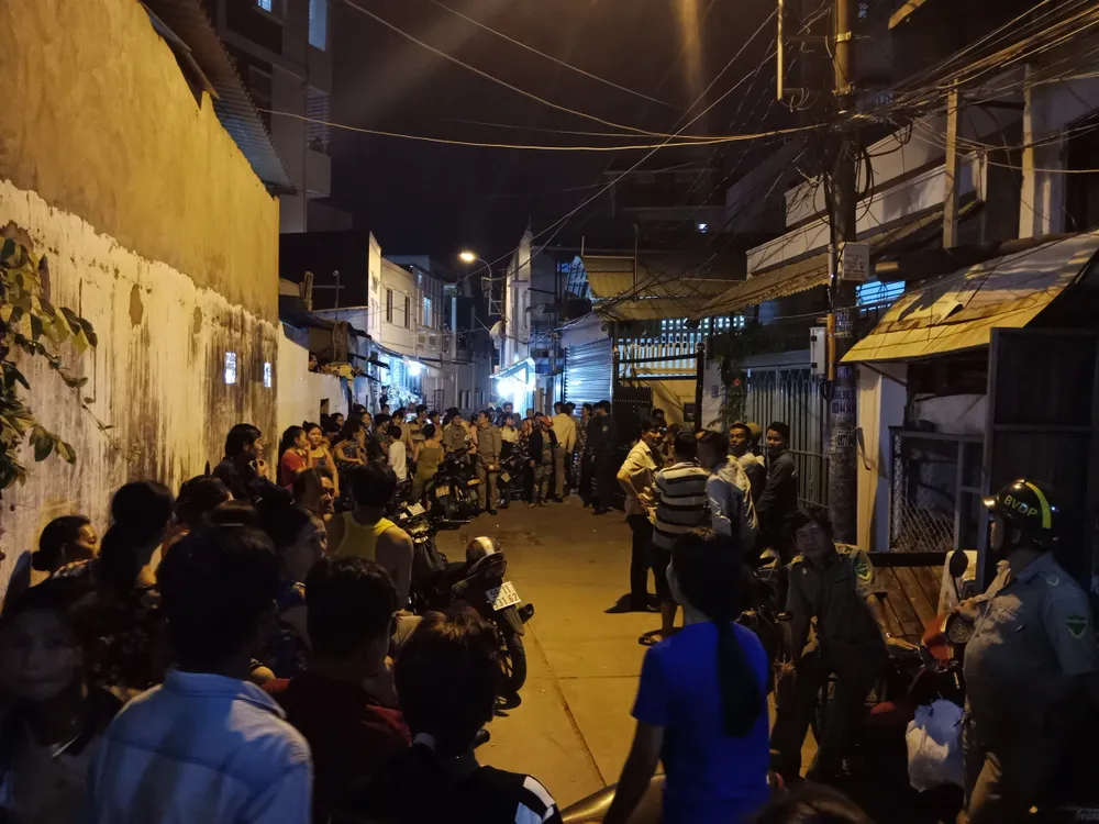 Người dân địa phương hiếu kì theo dõi vụ án mạng. Ảnh: CHÍ THẠCH