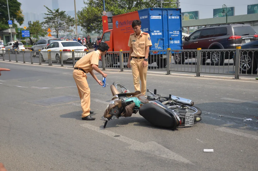 Xe bồn cán tử vong người đàn ông tại cầu Khánh Hội, giao thông ùn ứ kéo dài ảnh 2