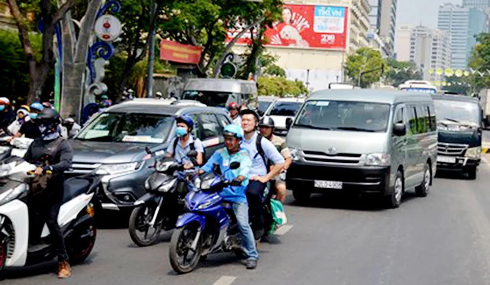 Xe bồn cán tử vong người đàn ông tại cầu Khánh Hội, giao thông ùn ứ kéo dài ảnh 3