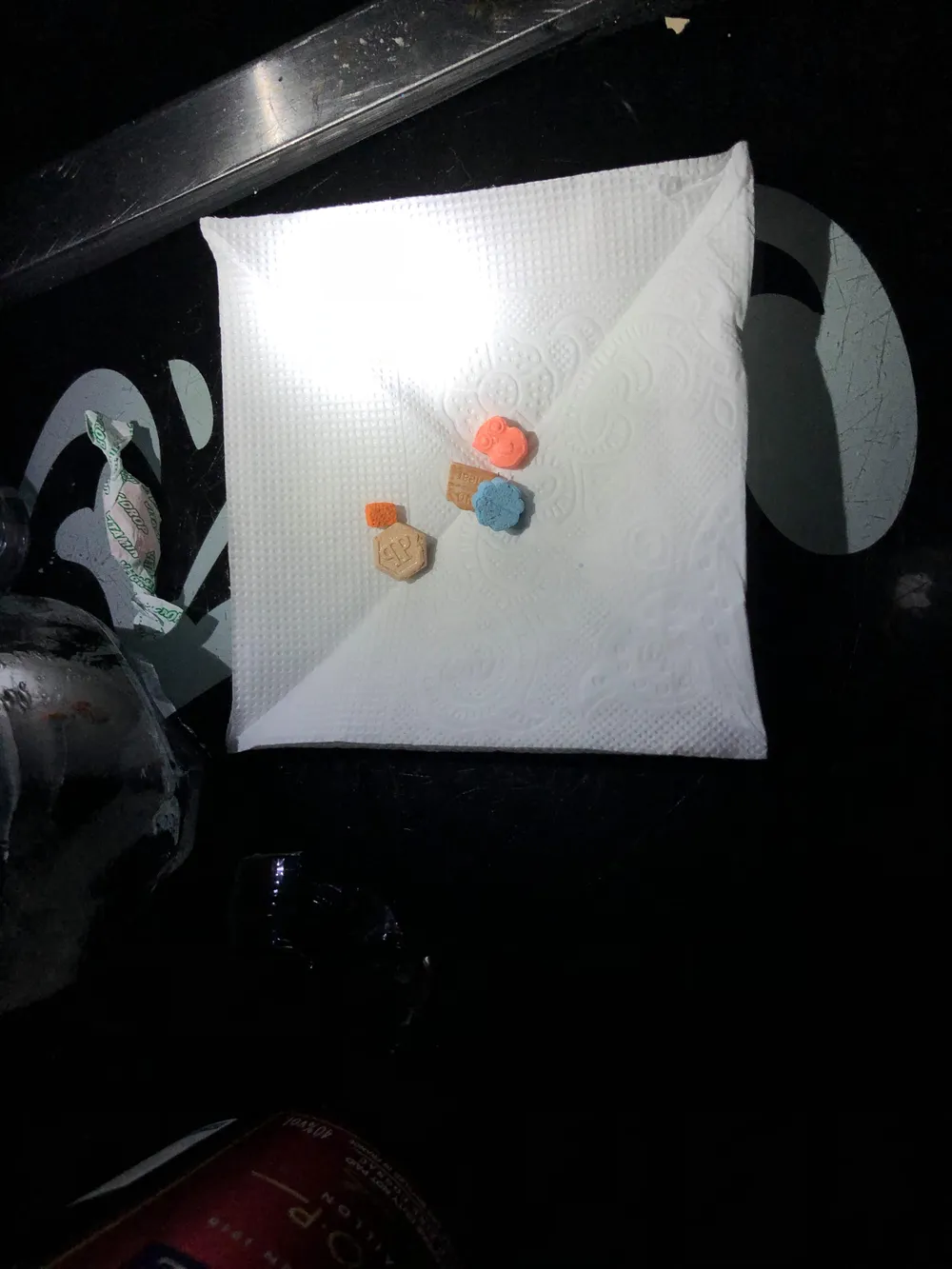 VIDEO: Đột kích 2 quán bar, phát hiện hàng trăm dân chơi nghi “phê” ma tuý ảnh 4