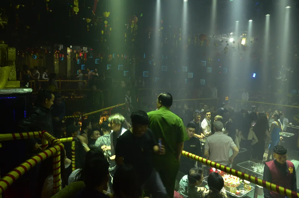 VIDEO: Đột kích 2 quán bar, phát hiện hàng trăm dân chơi nghi “phê” ma tuý ảnh 6