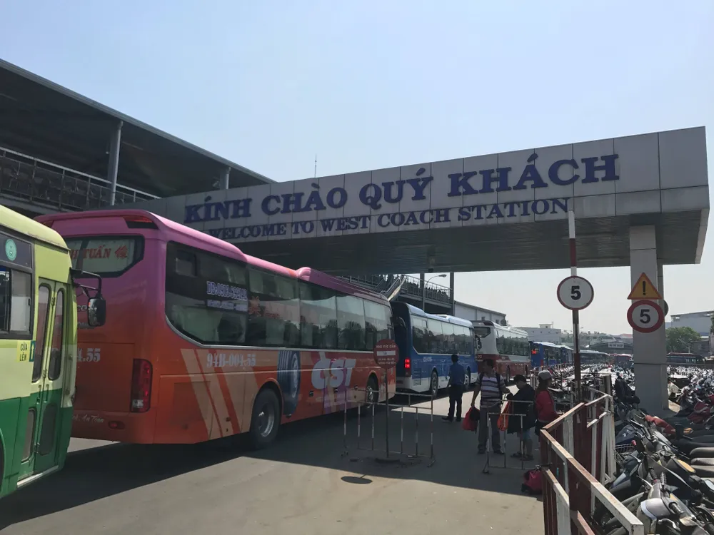 Hàng ngàn người dân ùn ùn bắt xe về quê ăn tết đông nghẹt Bến xe Miền Tây ảnh 2