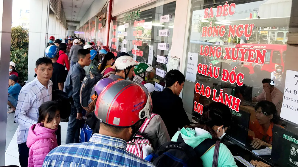 Người dân mua vé tại các quầy trong bến xe. Ảnh : CHÍ PHƯỚC