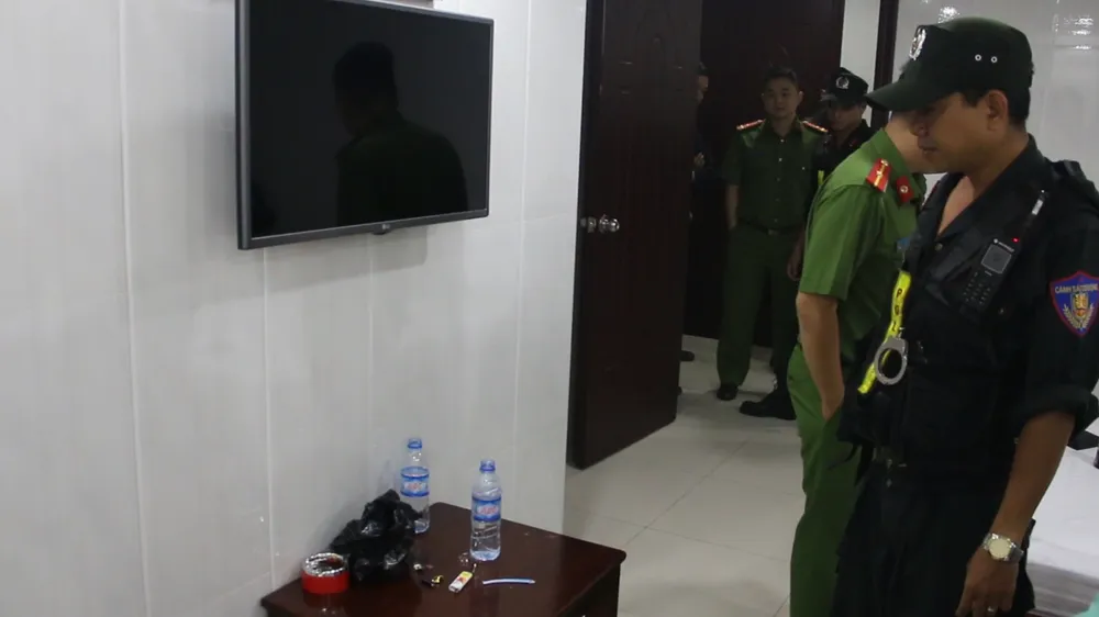 Kiểm tra hàng loạt khách sạn ở TPHCM phát hiện nhiều dân chơi nghi phê ma túy ảnh 1