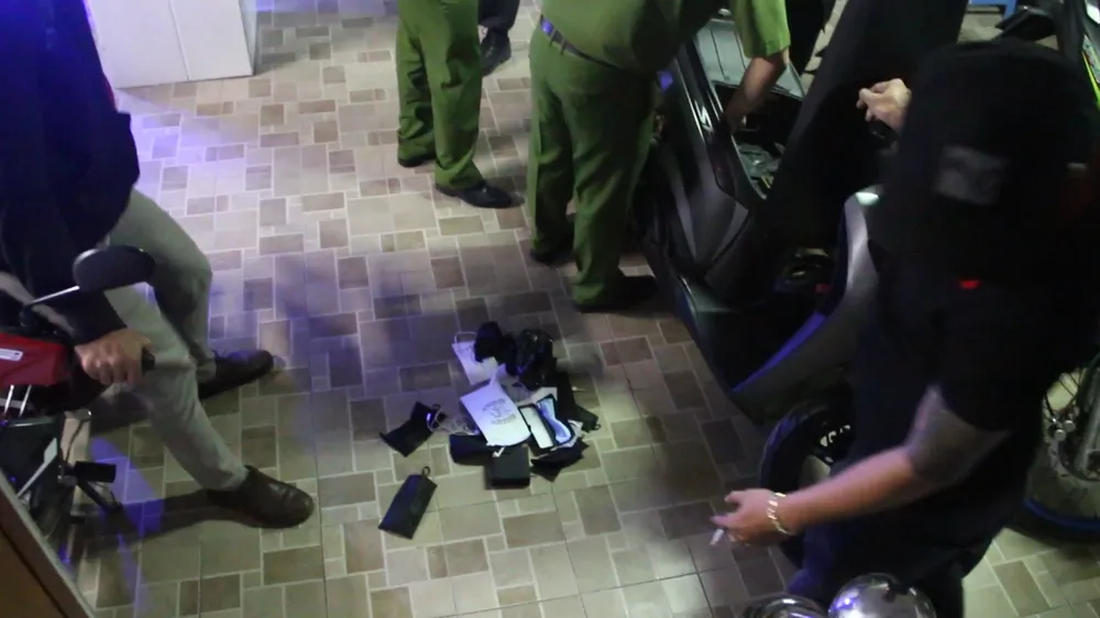 Kiểm tra hàng loạt khách sạn ở TPHCM phát hiện nhiều dân chơi nghi phê ma túy ảnh 3