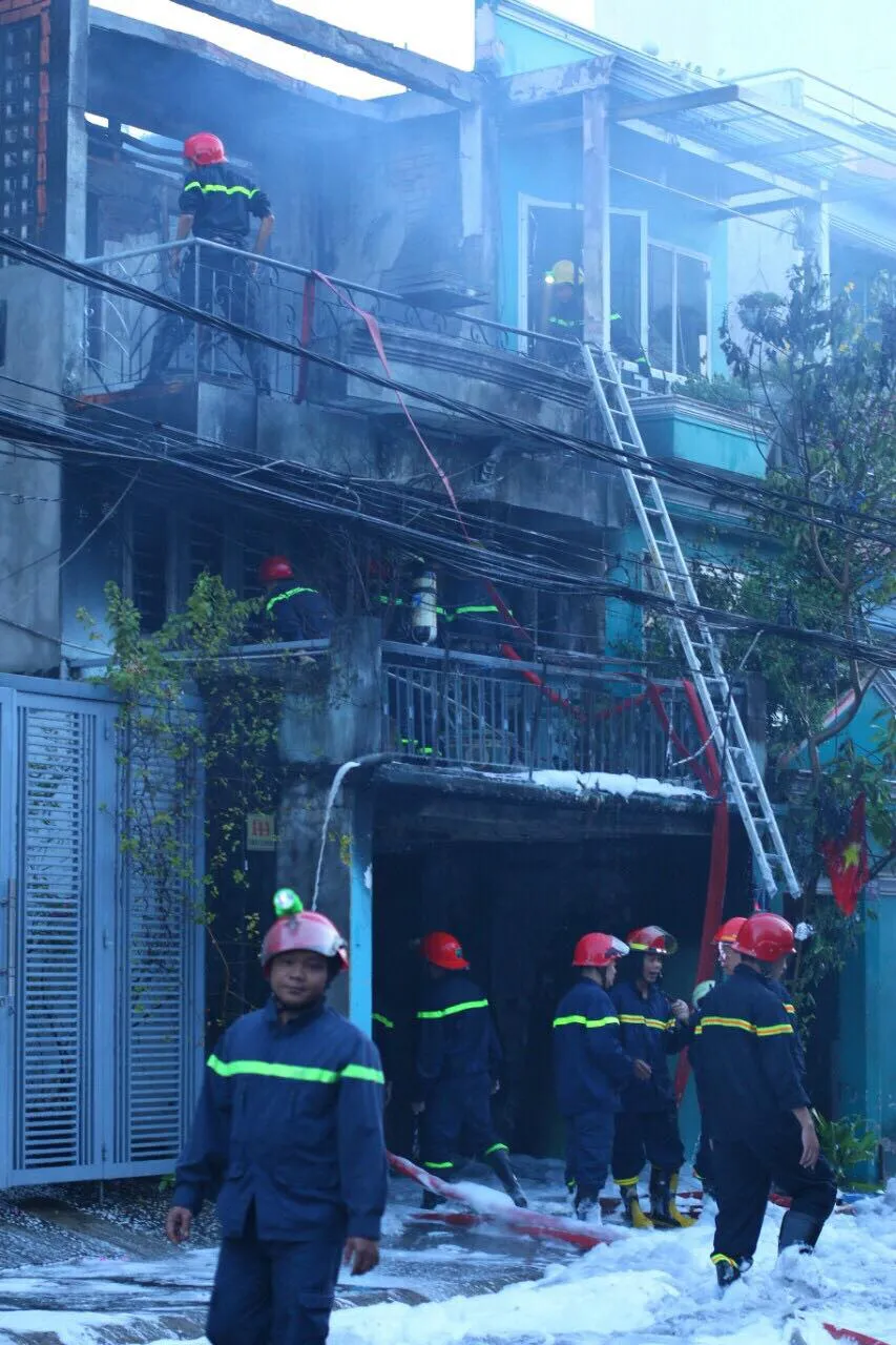 Cháy lớn ngôi nhà 2 tầng ở TPHCM ảnh 6