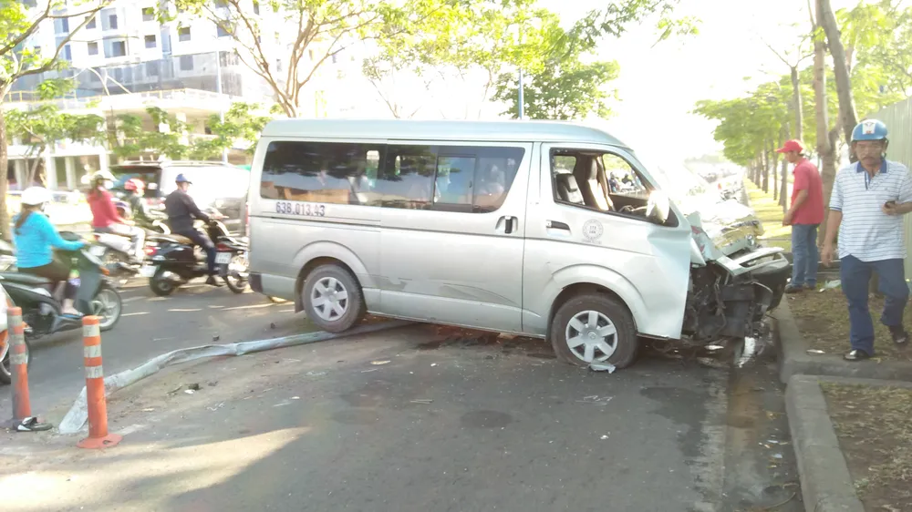 Xe khách "đại náo" đại lộ Võ Văn Kiệt ảnh 1