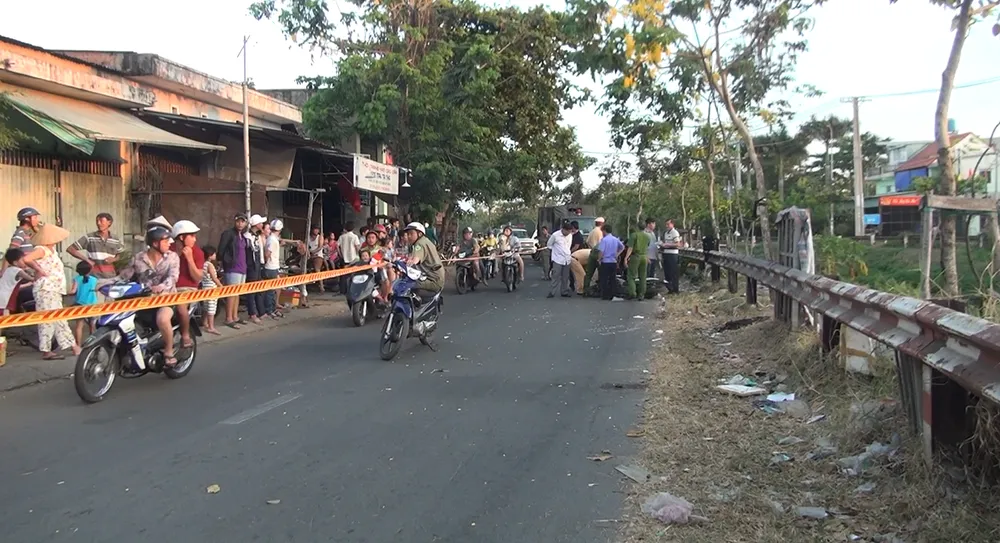 Nam thanh niên chết bất thường cạnh xe máy với vết cắt sâu ở cổ  ảnh 1