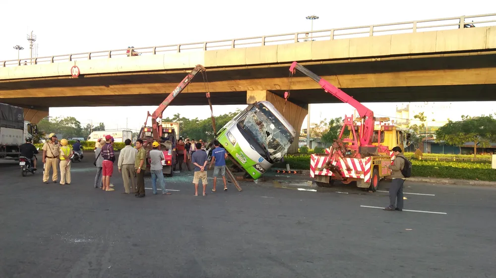 Phá cửa cứu hàng chục người ra khỏi xe khách bị lật  ảnh 2