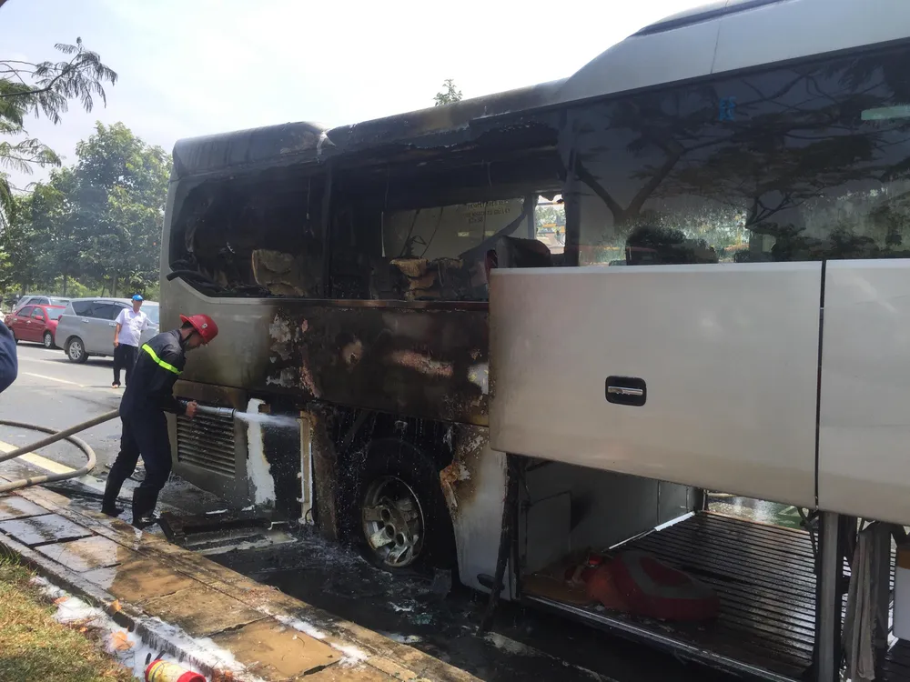 VIDEO: Xe khách bốc cháy, hàng chục người may mắn thoát chết ảnh 3