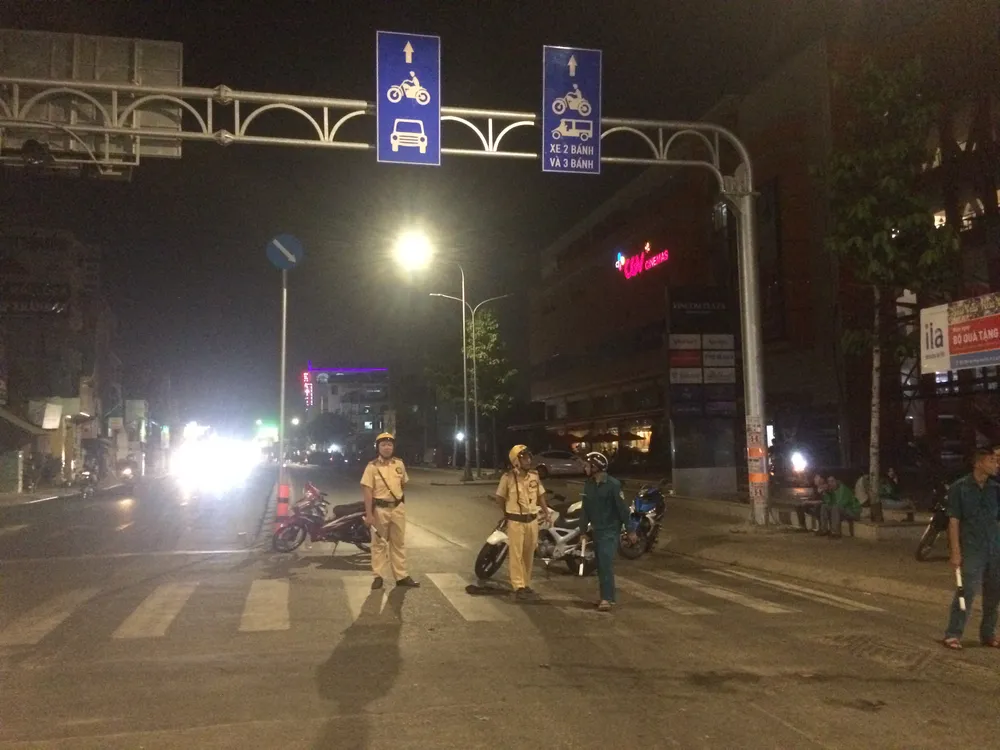 Xe ben húc văng dải phân cách cuốn nhiều xe máy vào gầm, nhiều người nguy kịch ảnh 8